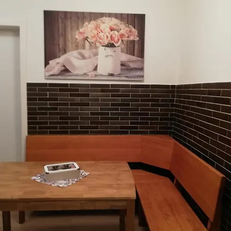 Gemuetliche Altbauwohnungen Mit Einzelzimmern Und Parkplatz Direkt Am Haus! Apartmán