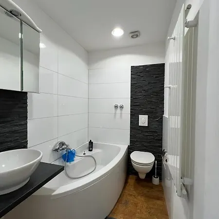 Gemuetliche Altbauwohnungen Mit Einzelzimmern Und Parkplatz Direkt Am Haus!