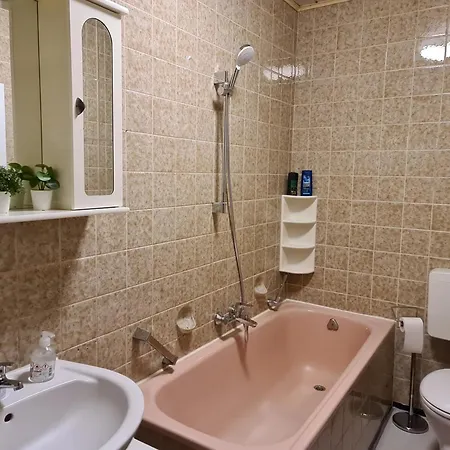 Gemuetliche Altbauwohnungen Mit Einzelzimmern Und Parkplatz Direkt Am Haus!