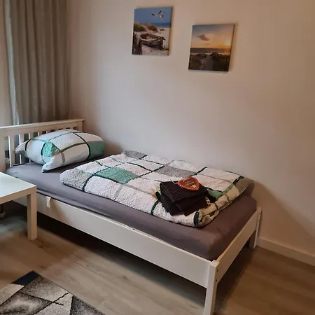 아파트 Gemuetliche Altbauwohnungen Mit Einzelzimmern Und Parkplatz Direkt Am Haus!
