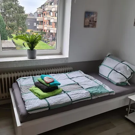 아파트 Gemuetliche Altbauwohnungen Mit Einzelzimmern Und Parkplatz Direkt Am Haus! *