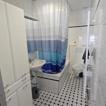 Gemuetliche Altbauwohnungen Mit Einzelzimmern Und Parkplatz Direkt Am Haus! Apartmán